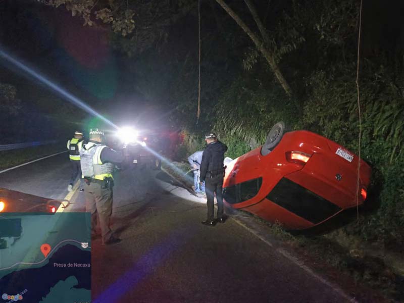 Esquiva piedras y termina volcado: accidente en tramo Puente de Necaxa–San Miguel Acuautla