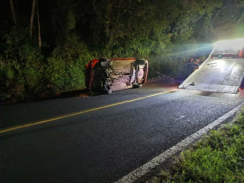 Esquiva piedras y termina volcado: accidente en tramo Puente de Necaxa–San Miguel Acuautla