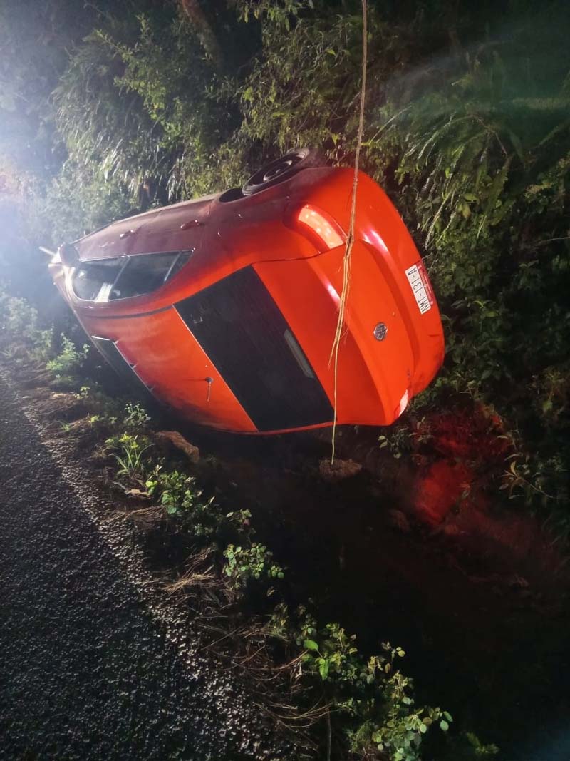 Esquiva piedras y termina volcado: accidente en tramo Puente de Necaxa–San Miguel Acuautla