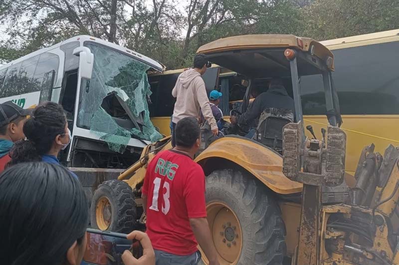 Choque frontal entre autobuses turísticos deja dos muertos en la carretera Tlapa-Puebla