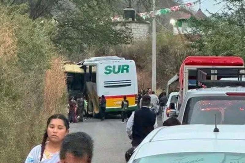 Choque frontal entre autobuses turísticos deja dos muertos en la carretera Tlapa-Puebla