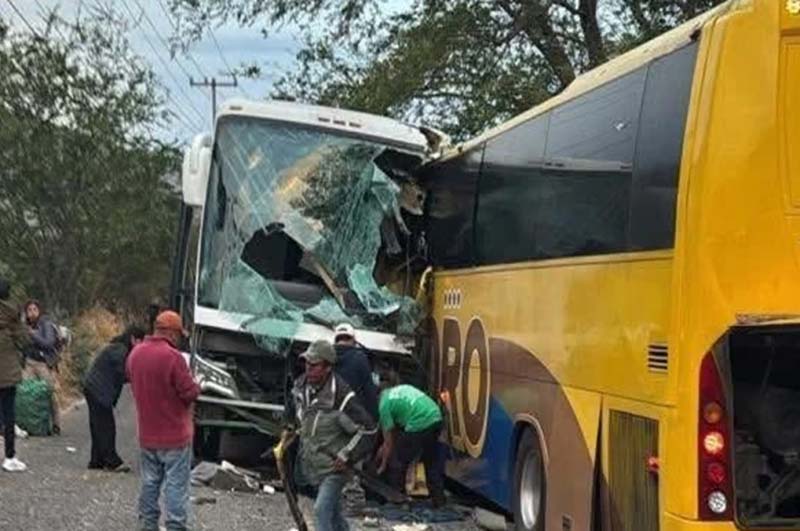 Choque frontal entre autobuses turísticos deja dos muertos en la carretera Tlapa-Puebla