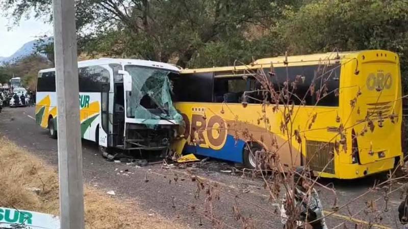 Choque frontal entre autobuses turísticos deja dos muertos en la carretera Tlapa-Puebla