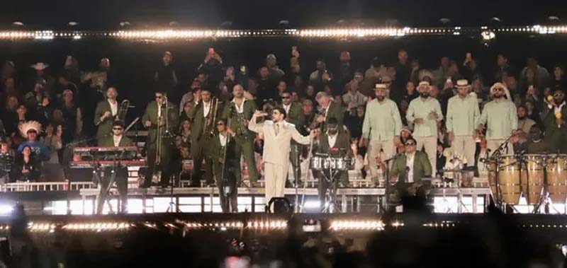 Bad Bunny estrena gira… y también un resbalón en su concierto en CDMX