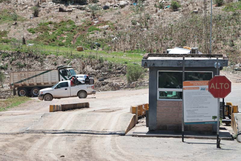 Camiones de basura siguen ingresando a Chiltepeque pese a clausura ambiental