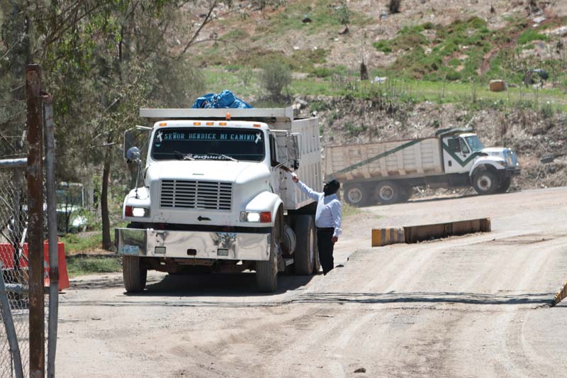Camiones de basura siguen ingresando a Chiltepeque pese a clausura ambiental