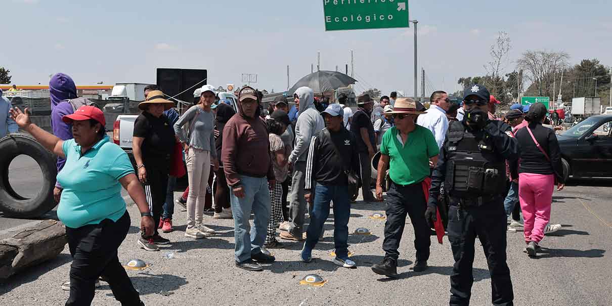 Transportistas bloquean autopista