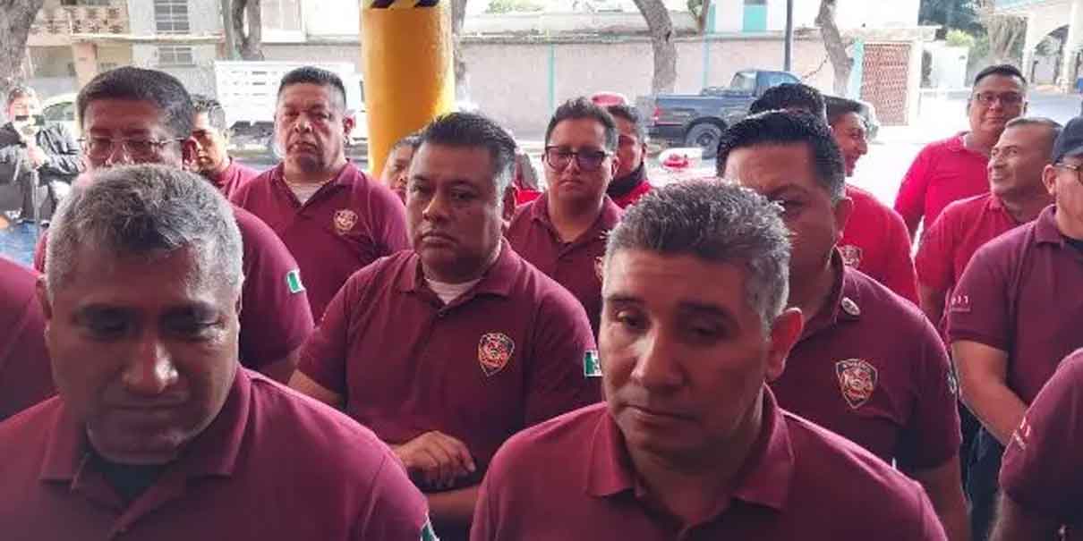 Bomberos de Tehuacán exigen mejores condiciones laborales en protesta pacífica