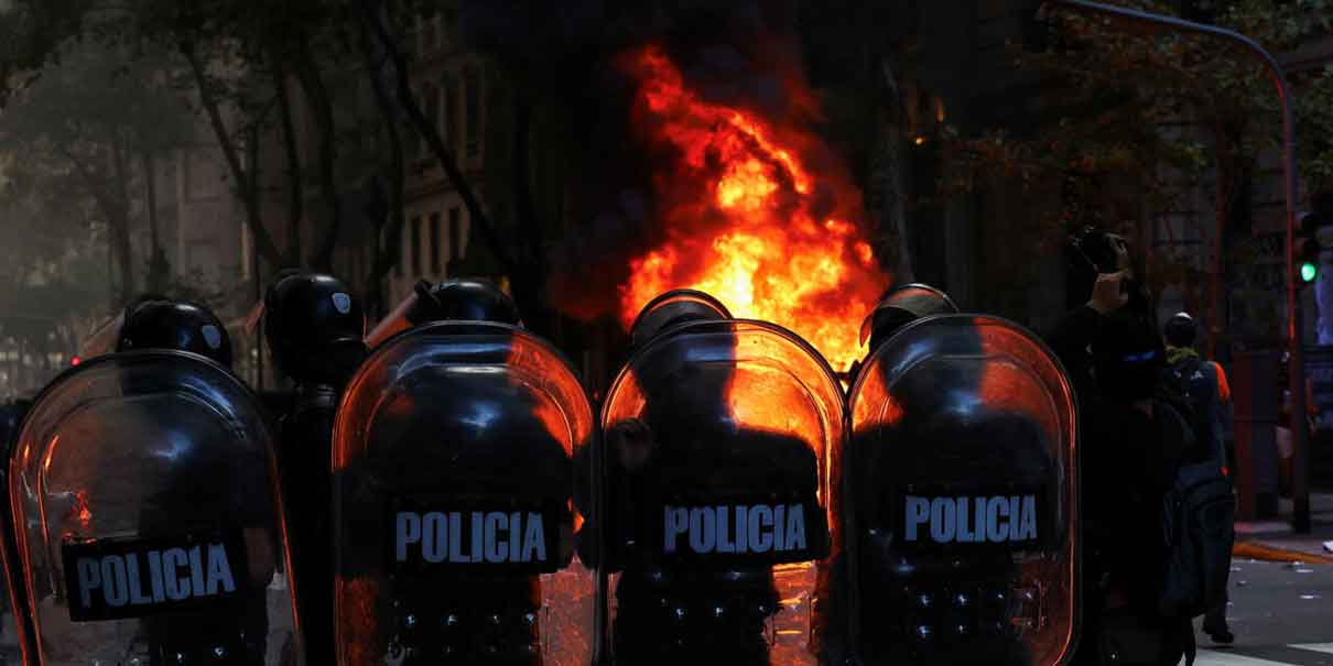 Protesta de jubilados en Argentina culmina en gases, violencia y represión
