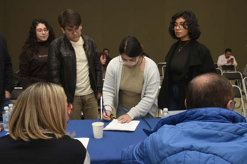 BUAP firma minutas con alumnos tras mesas de diálogo universitario