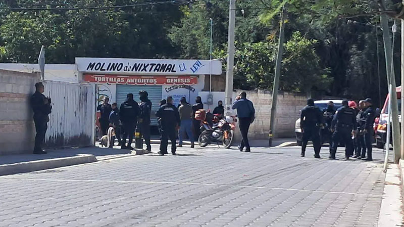 Elementos de seguridad municipal y estatal desplegaron un operativo en Tehuacán tras el ataque armado que dejó muerto a un agente ministerial.