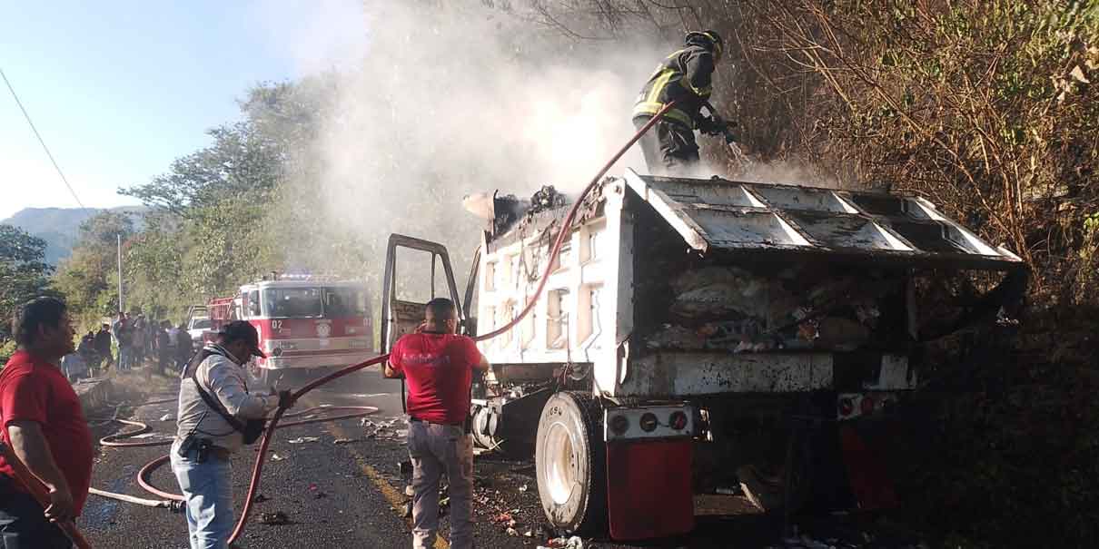 Camión de basura reducido a cenizas en la ruta interserrana de Xicotepec