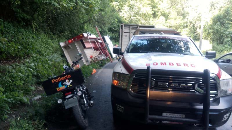 Volcó camión de bomberos cuando acudían a siniestro en Venustiano Carranza
