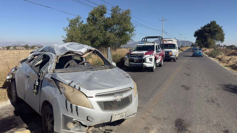 Camioneta se estrelló contra auto y lo volcó en Tlachichuca