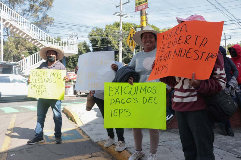 Campesinos vuelven a tomar oficinas del SAT; exigen pagos pendientes