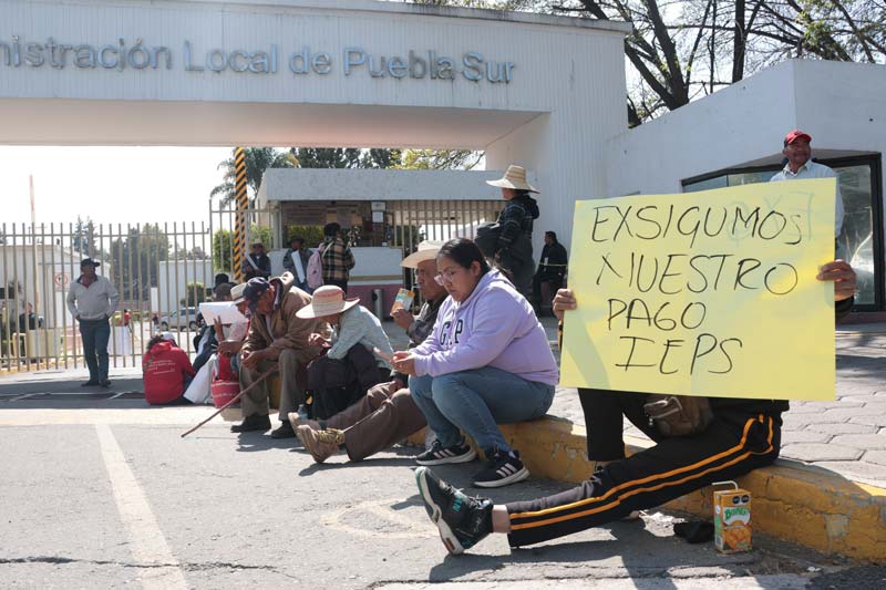 Campesinos vuelven a tomar oficinas del SAT; exigen pagos pendientes