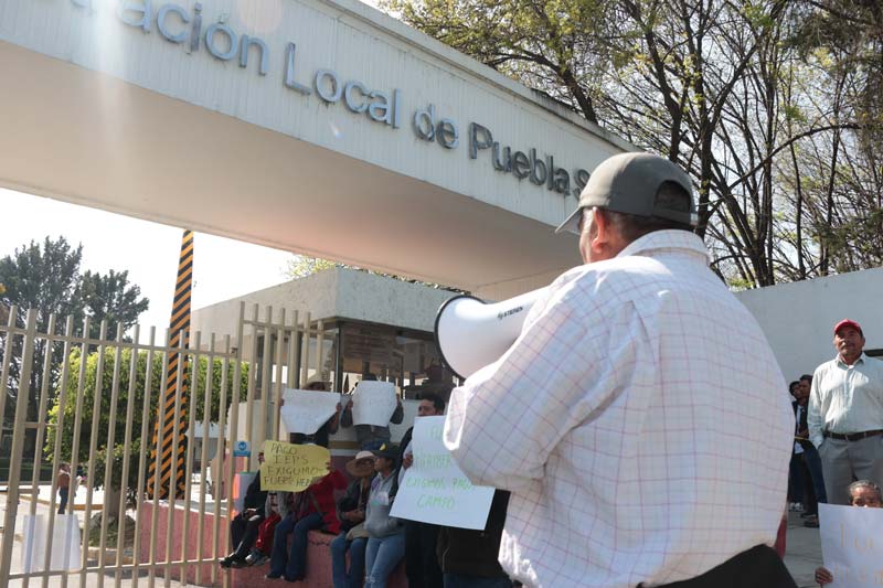 Campesinos vuelven a tomar oficinas del SAT; exigen pagos pendientes