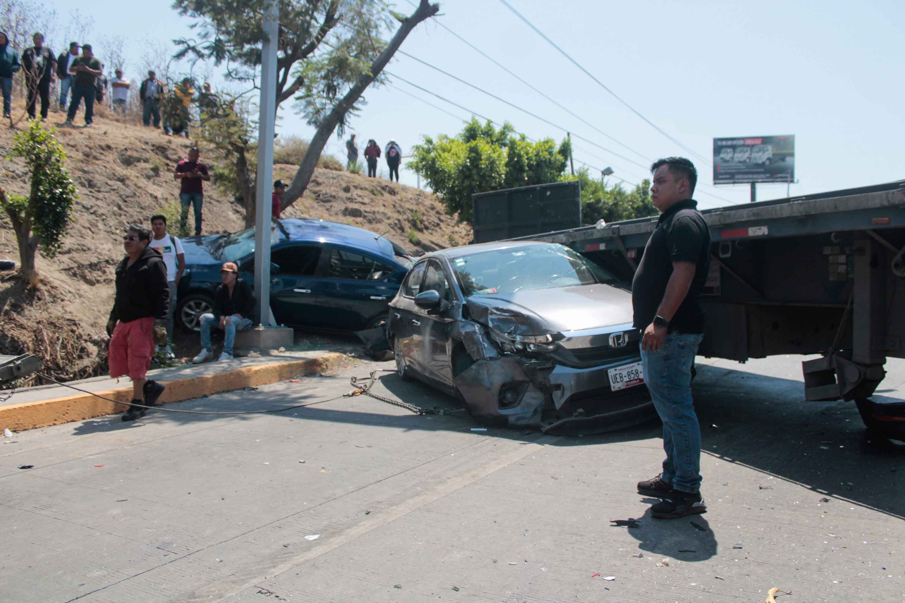 Carambola de 9 autos en el Periférico dejó 12 lesionados
