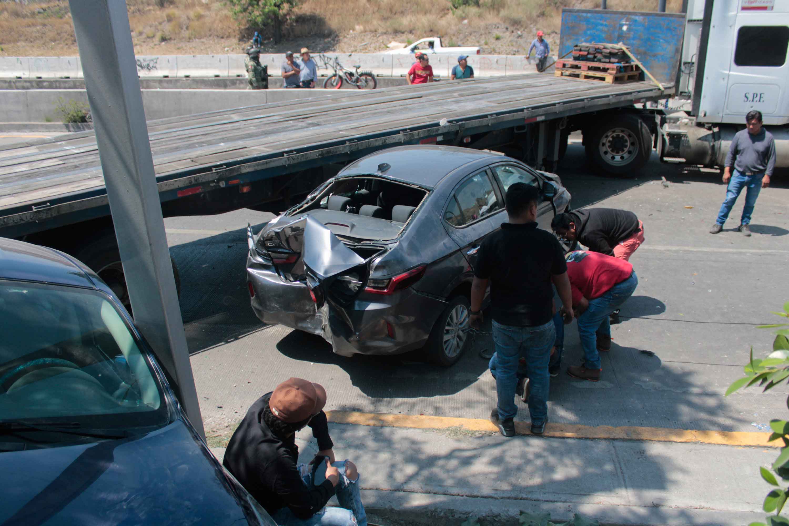 Carambola de 9 autos en el Periférico dejó 12 lesionados