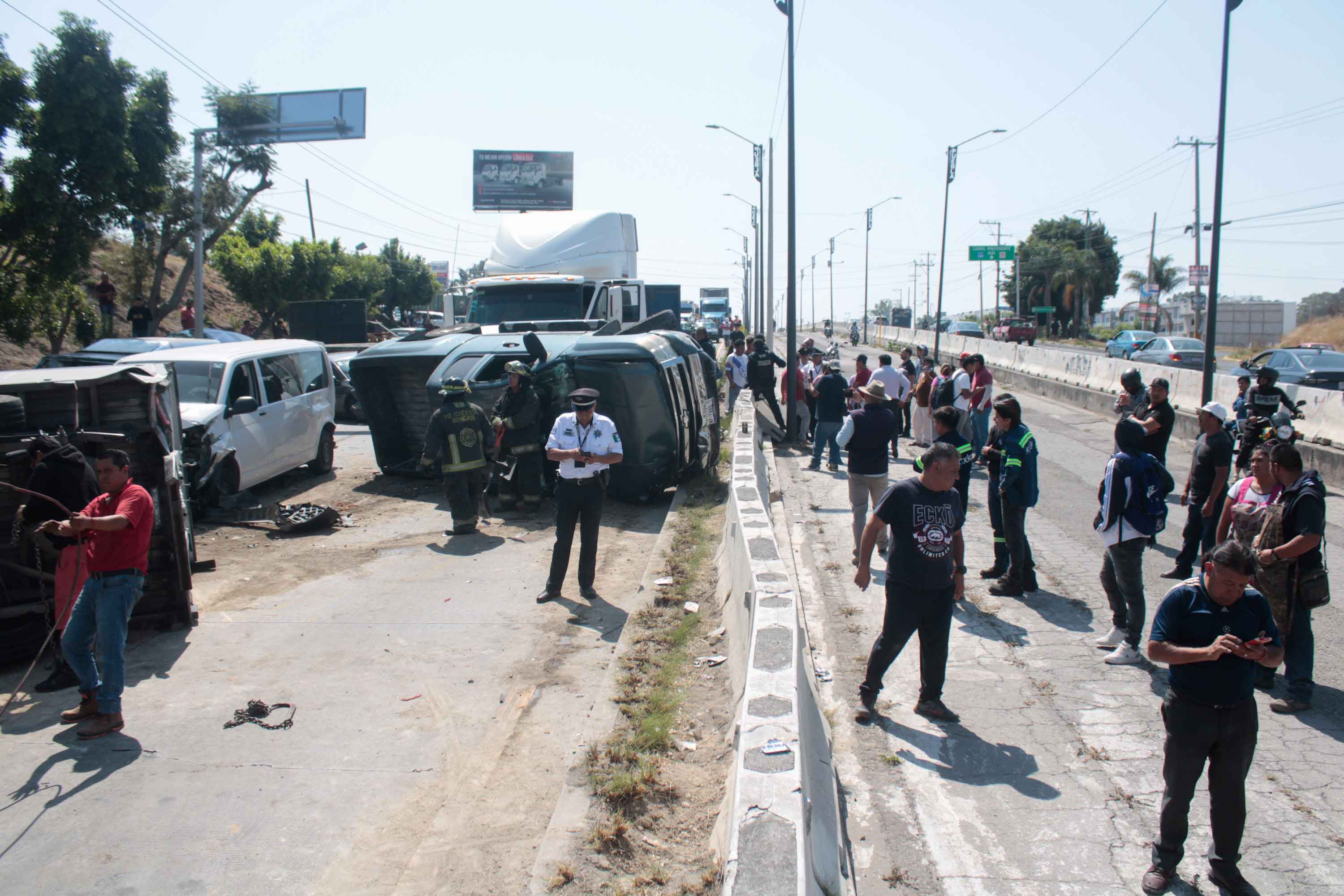 Carambola de 9 autos en el Periférico dejó 12 lesionados