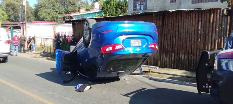 Accidente en Texcapa–Tlapacoya deja una mujer lesionada y daños materiales