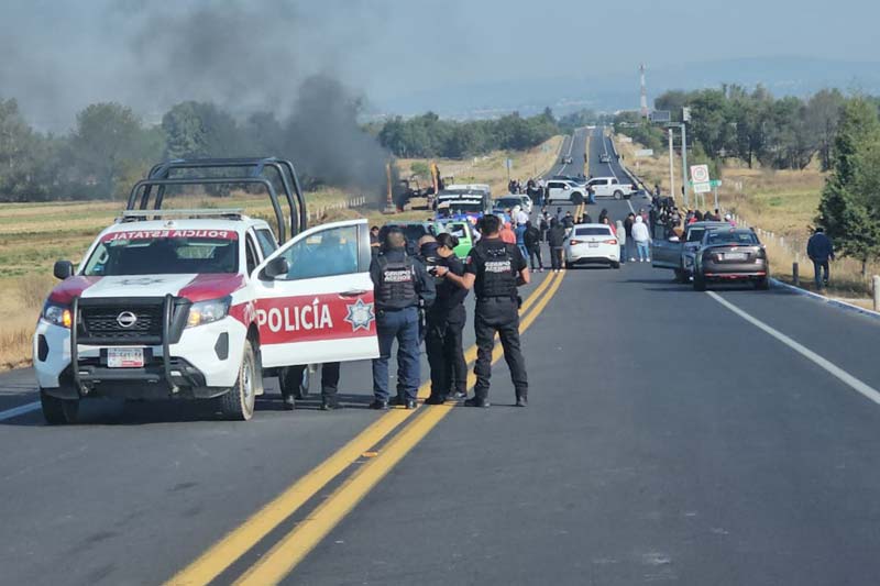 Queman maquinaria en pleito sindical y cierran la autopista Puebla–Tlaxcala