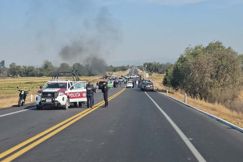 Queman maquinaria en pleito sindical y cierran la autopista Puebla–Tlaxcala