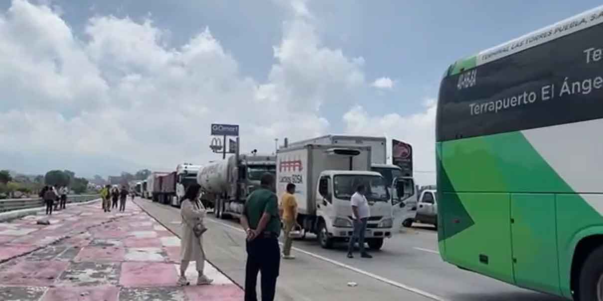 Bloquean la caseta de San Marcos en la autopista México-Puebla, manifestantes denuncian extorsiones 