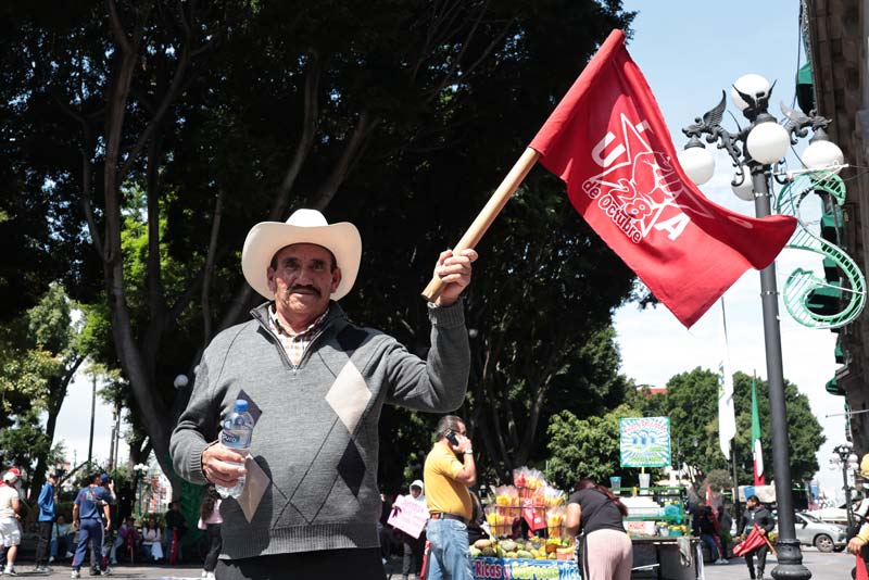 Caos vial por manifestación de la 28 de Octubre en el bulevar 5 de Mayo