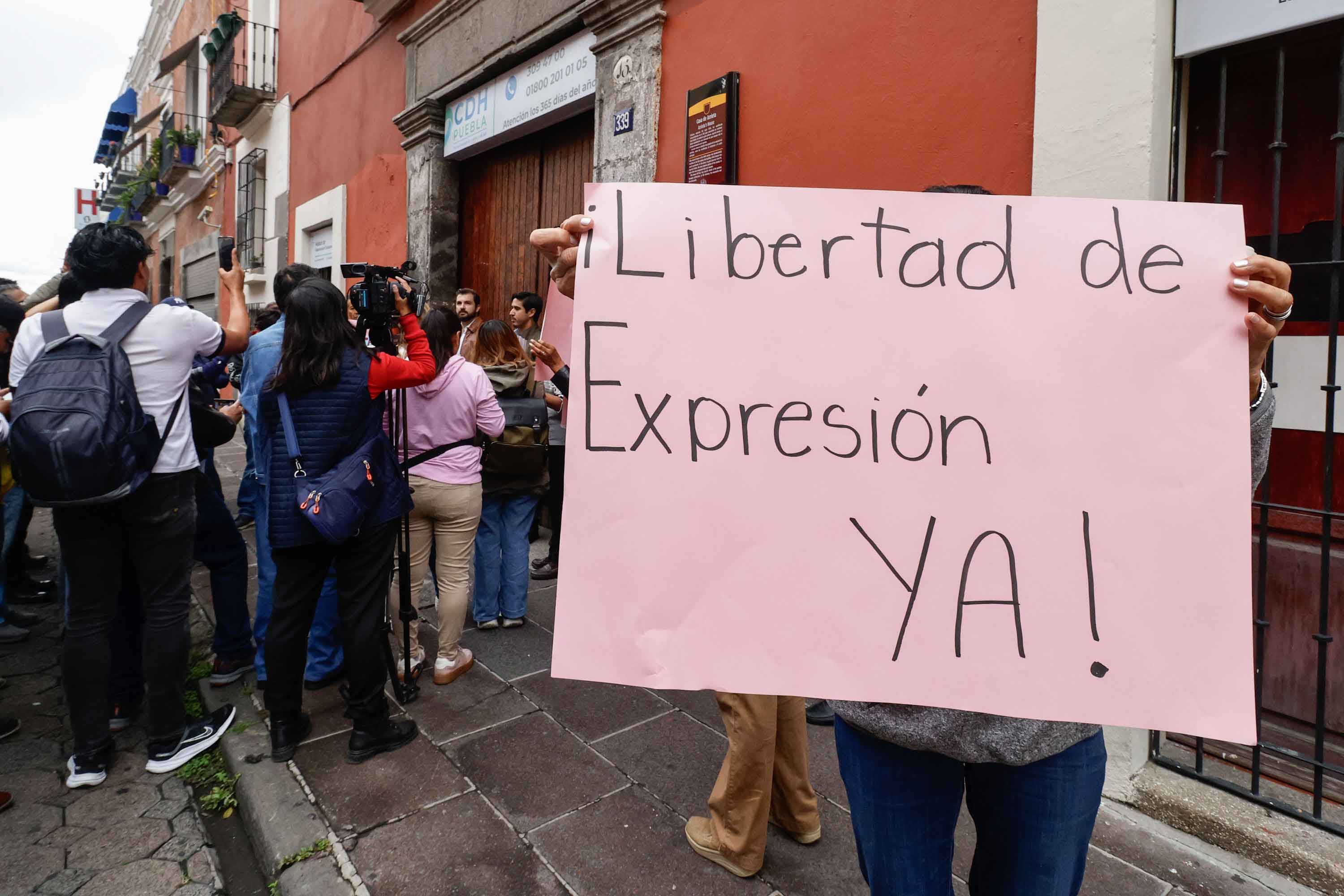 Ciudadanos exigen a la CDH promover acción contra la Ley Censura en Puebla