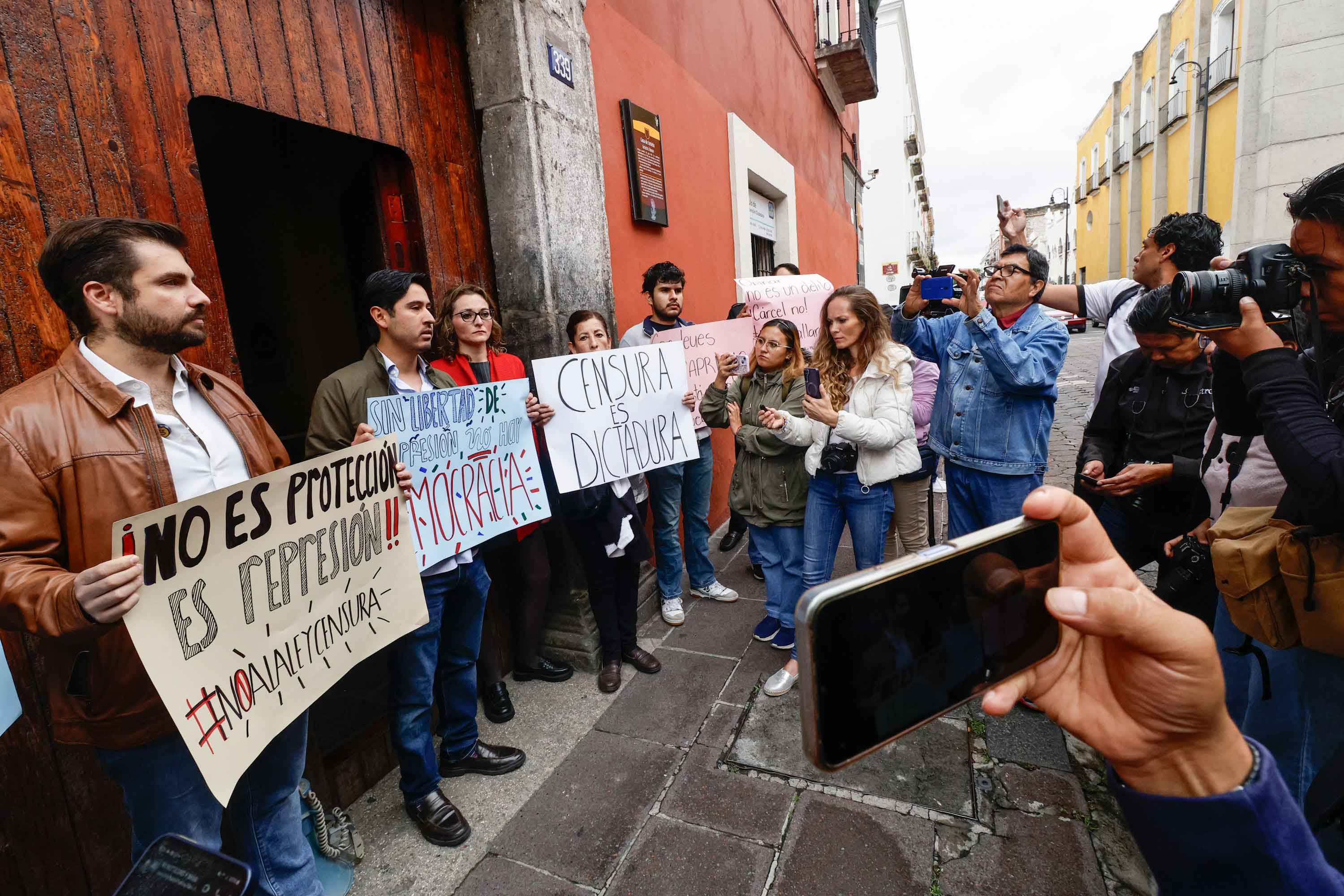 Ciudadanos exigen a la CDH promover acción contra la Ley Censura en Puebla