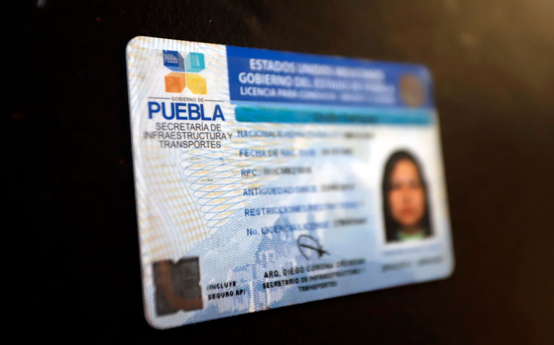 La renovación de licencia aplica para documentos vencidos o próximos a vencer, sin un límite general de antigüedad especificado en la ficha oficial.