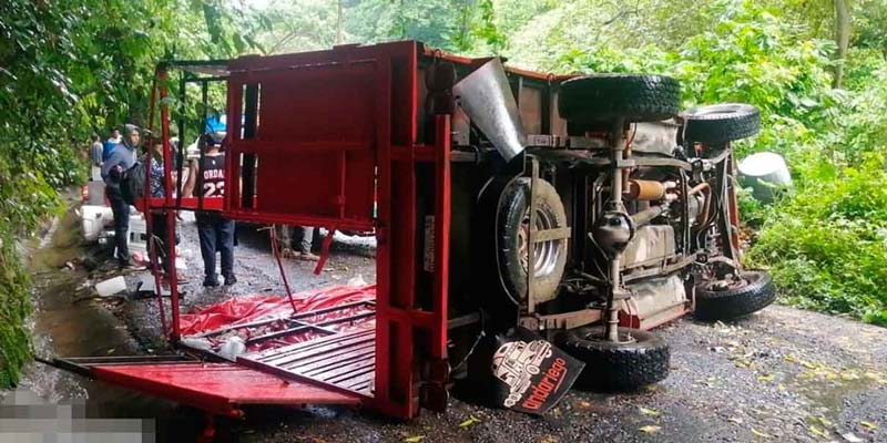 Volcadura de camioneta en Zihuateutla deja tres lesionados