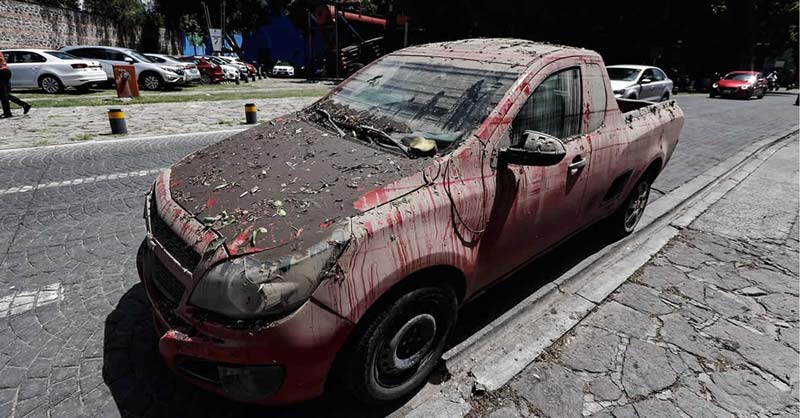 Continúan labores para retirar vehículos atrapados tras inundación en Paseo de San Francisco