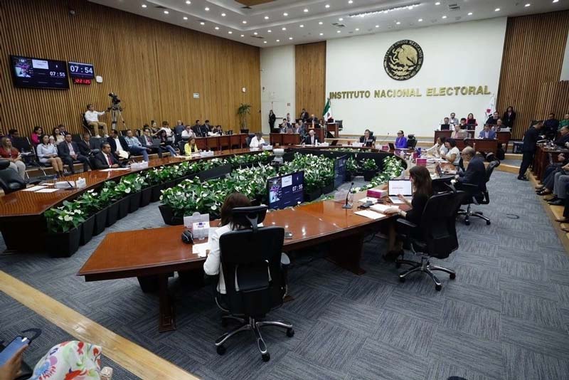 Controversia en el INE: candidatos con promedio insuficiente reciben constancias