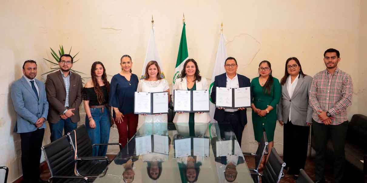 Guadalupe Cuautle firma convenio