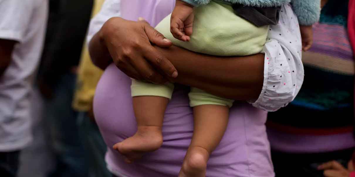 Corte rechaza plan de Trump para negar nacionalidad a hijos de migrantes