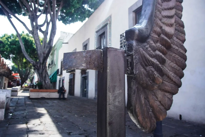 Los actos vandálicos en el corredor 5 de Mayo afectan de manera recurrente a esculturas del Centro Histórico de Puebla.