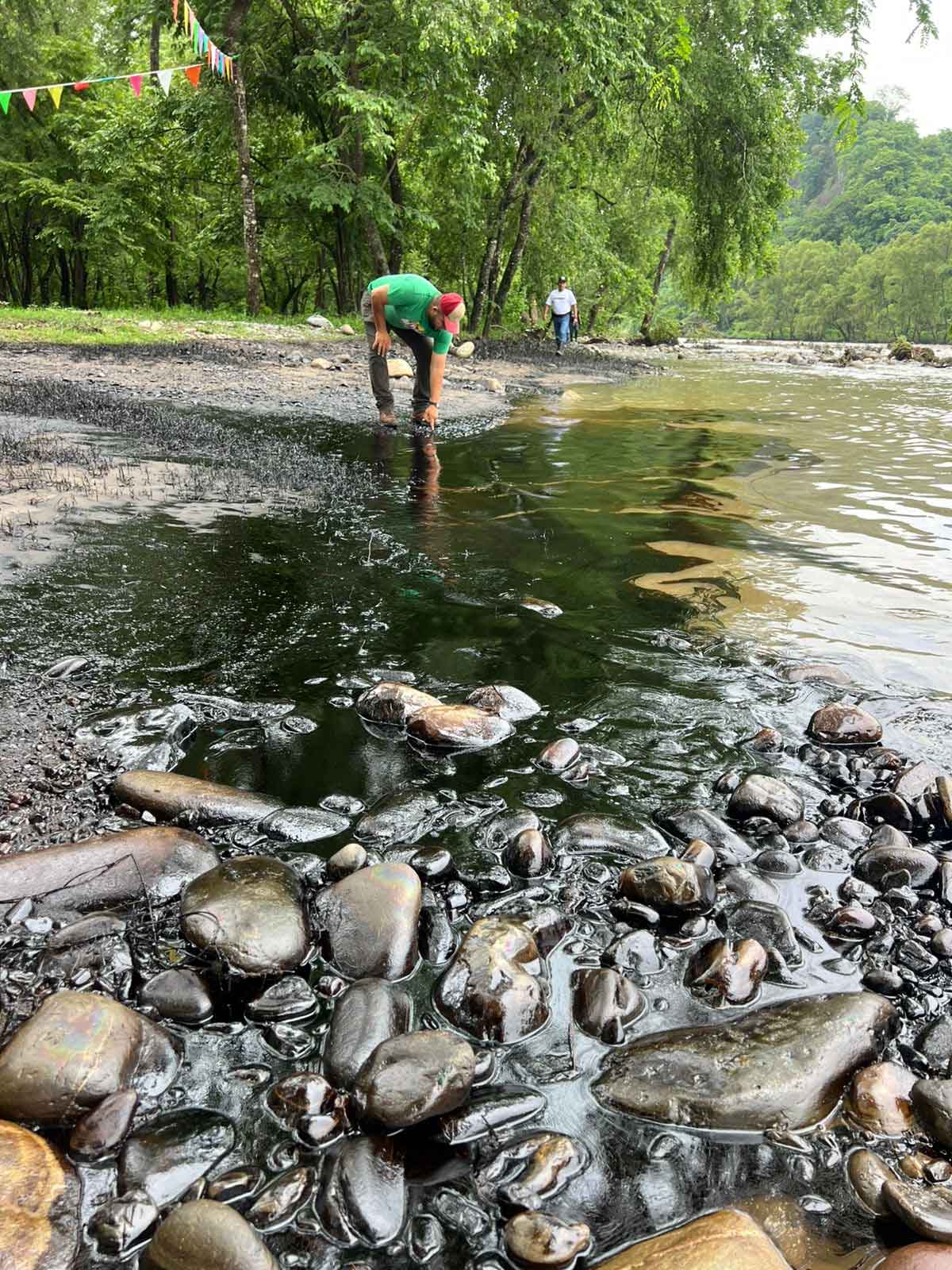 Derrame en ductos de PEMEX contamina el río San Marcos en Jalpan