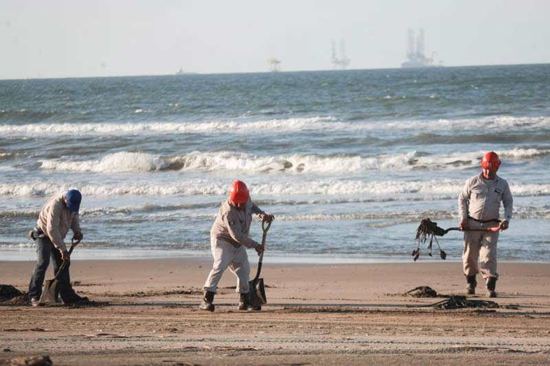 Ambientalistas alertan: autoridades conocían derrame en el Golfo y no actuaron