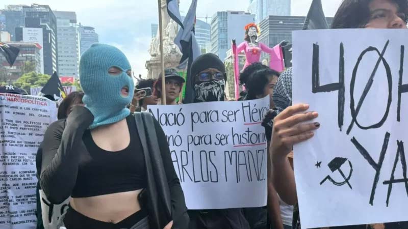 Despliegue policial durante marcha por revocación de mandato de Sheinbaum en Puebla