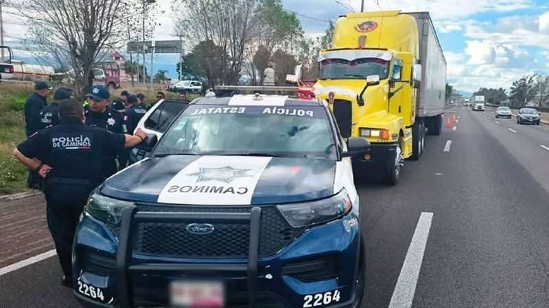La SSP recuperó un tractocamión robado y detuvo a dos hombres tras una persecución en San Francisco Ocotlán, Coronango.