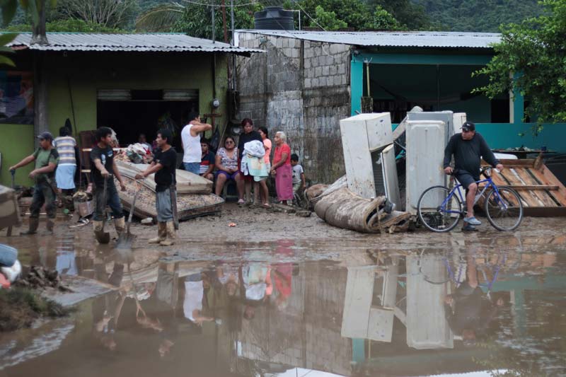 Piden a familias evacuar las zonas de riesgo en la Sierra Norte