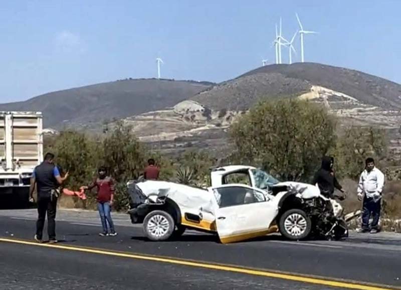 Dos autos chocan tras ser embestidos por camión sin frenos en Cañada Morelos