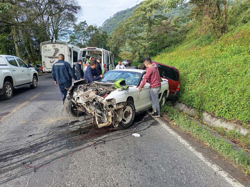 Accidente en Juan Galindo deja dos lesionados y cuantiosos daños materiales
