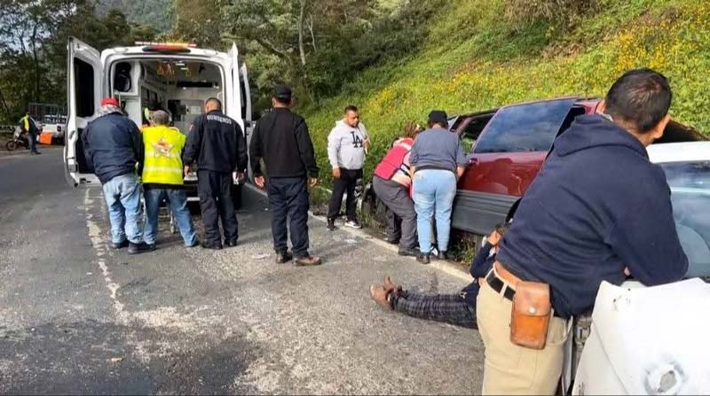 Accidente en Juan Galindo deja dos lesionados y cuantiosos daños materiales
