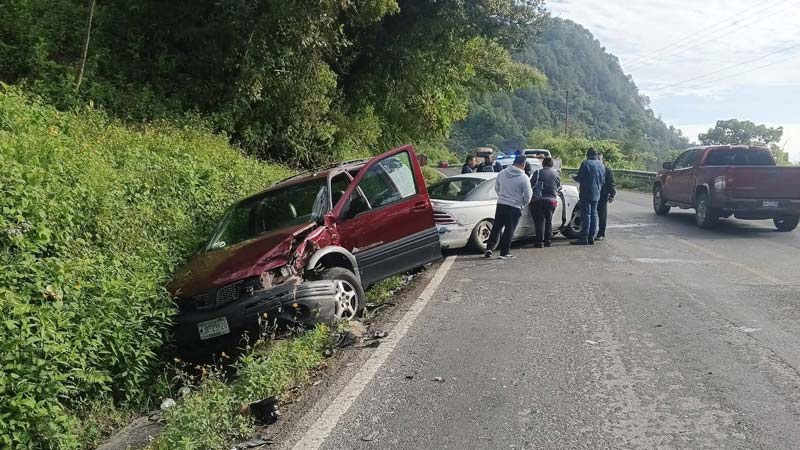 Accidente en Juan Galindo deja dos lesionados y cuantiosos daños materiales
