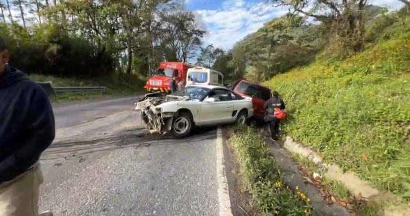 Accidente en Juan Galindo deja dos lesionados y cuantiosos daños materiales