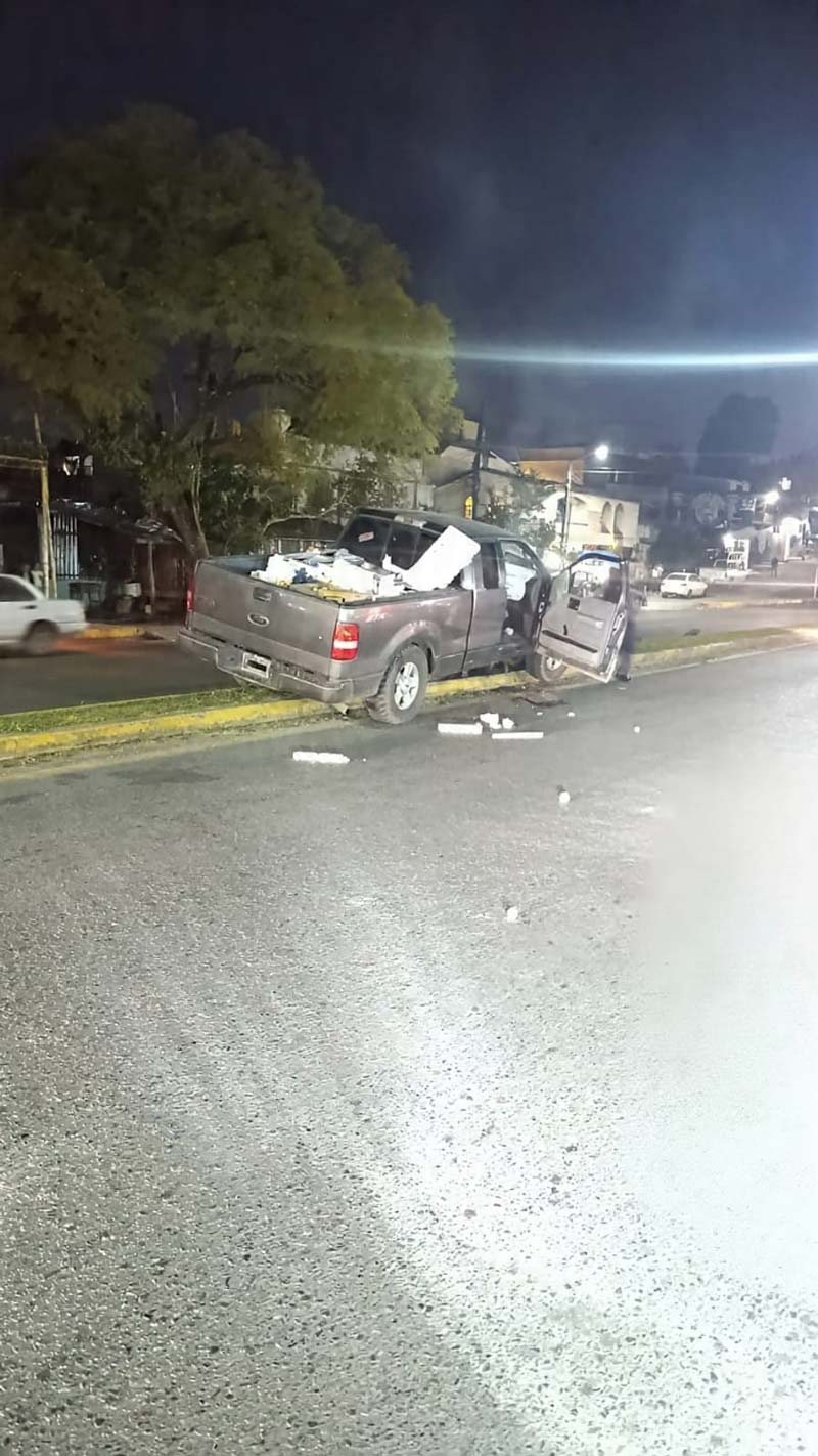 Camioneta derriba luminaria en Xicotepec y vehículo de valores se incendia en Venustiano Carranza