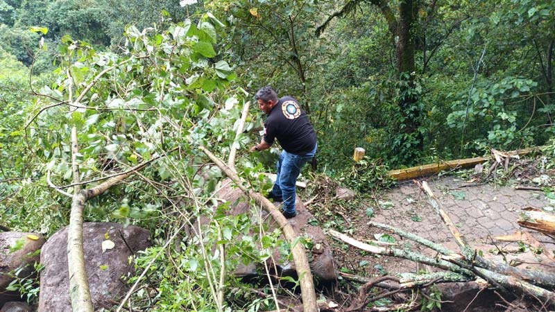 Emplean maquinaria para liberar el camino a Cuacuila, Huauchinango